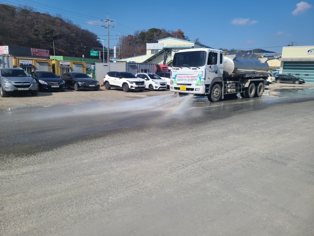 공장 마당의 물 청소 (비산 먼지 제거)