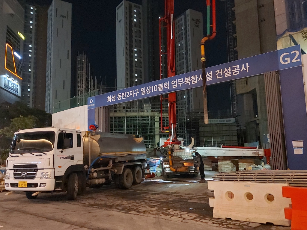 (야간) 콘크리트 펌프카의 세척용 물공급